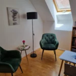 Praxis Cindy Guberner-Rosar, Wartebereich Sitzgelegenheit